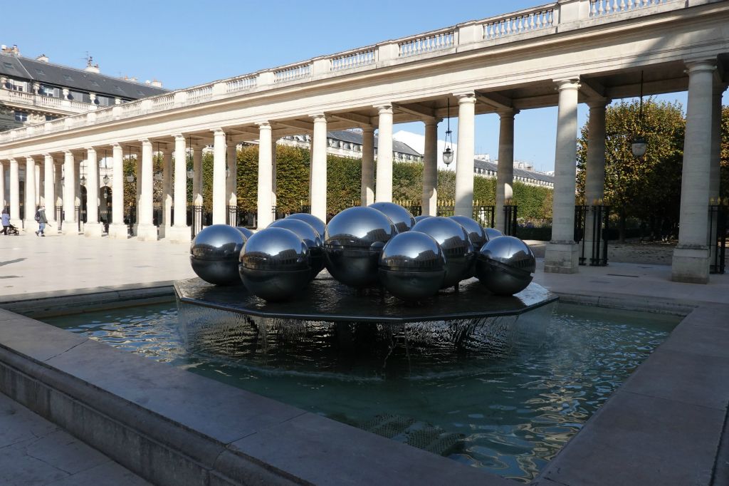 La fontaine à boules de Pol Bury dans la cour du Palais royal